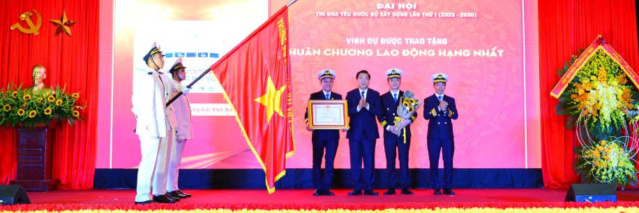 Trường Đại học Hàng hải Việt Nam tham dự Đại hội Thi đua yêu nước Bộ Xây dựng lần thứ nhất (2025 - 2030) và đón nhận Huân chương